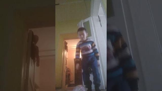 Kak научиться кидать бутылку с водой непрапусьтите этот момент !!! очень важно