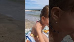 Виолетта отдыхает на море в Приморске.  Клеит татуировки)))