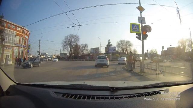 Таганрог. Автобус ООО "Автолайн-Ко" гос. Х 756 ТЕ 161 , высаживает пассажира на проезжую часть. смотреть онлайн