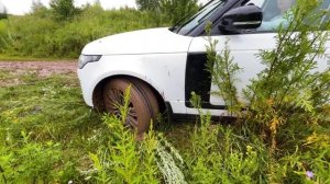 БОГАТАЯ девушка не жалеет свой RANGE ROVER! Объезд пробки по бездорожью