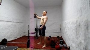 Удерживаю гирю 16кг, на вытянутой вперед руке.