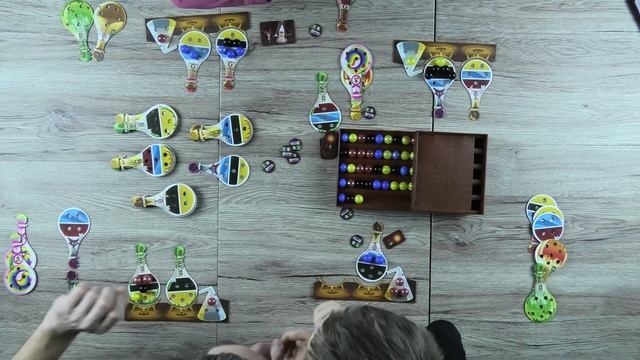 ✨ Великие алхимики за столом - играем в настольную игру Лаборатория (Potion explosion) смотреть онлайн