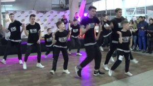 Мальчики танцуют хип-хоп. Танец "Уйди с дороги" - группа Boys Dance SOL. Кубок 9 комнат-2016