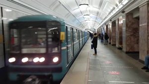 Метропоезд серии 81-717/714" Номерной прибывает на ст. метро "Белорусская-Радиальная".