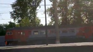 Электричка эт2м едет из Санкт-Петербурга до станции Поселок ( с Витебского вокзала)