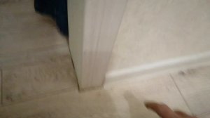 Можно или нет приклеить напольный плинтус на герметик или монтажный клей?
