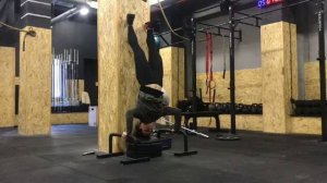 Отжимания в стойке на параллетах строгие