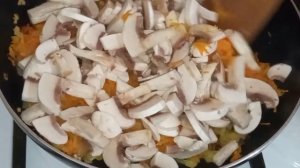 Теперь такой суп готовлю часто. Гороховый суп с грибами и мясом.