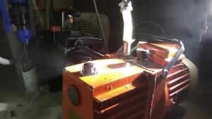 Масляный туман при работе вакуумного насоса.