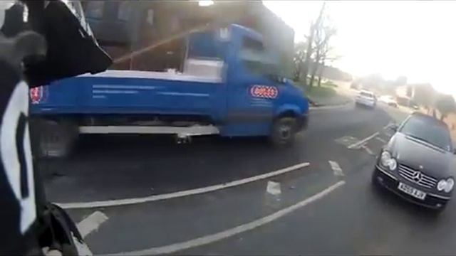 Засмотревшийся на мотоциклиста пешеход смотреть онлайн