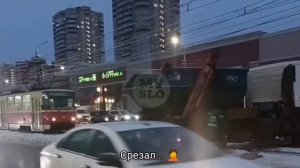 В Туле водитель мусоровоза «срезал» путь через трамвайные пути и застрял на них