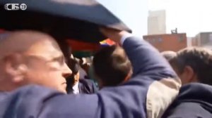 Президента Франции Макрона забросали помидорами под Парижем