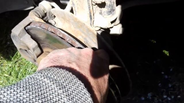 Проточка тормозного диска передне приводного ваз  прямо на авто. Убираем буртик и чистим диск .