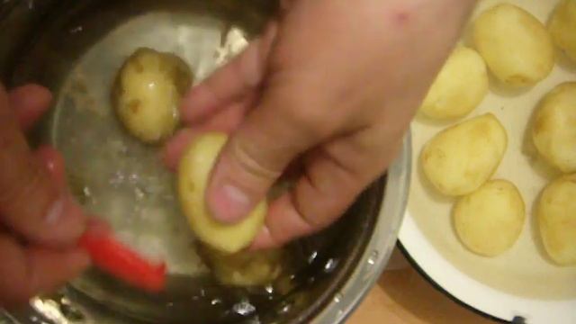Как чистить МОЛОДУЮ КАРТОШКУ быстро, просто, нежно, аккуратно)) смотреть онлайн