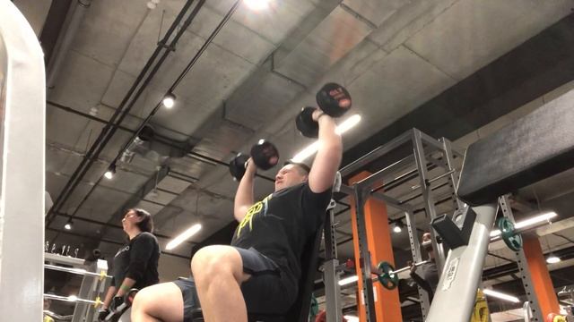 Начало. Неделя 1. День 1. Жим гантелей сидя на 12 повторов смотреть онлайн