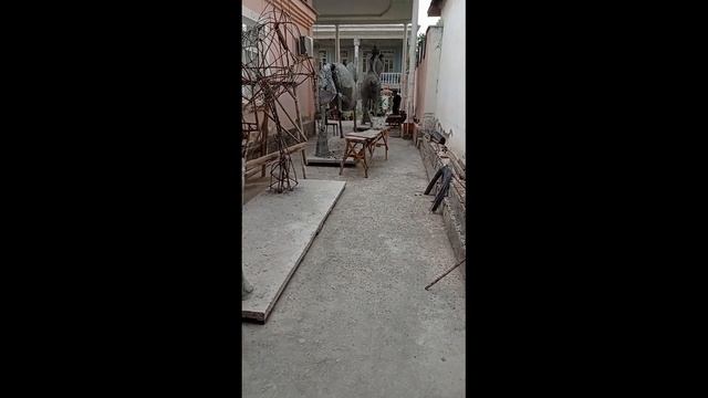 скульптуры коней из бетона. на въезд в город. мастерская Тураева. смотреть онлайн