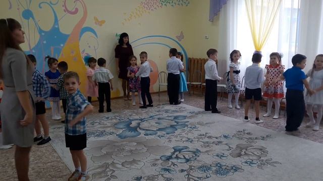 Веселый парный (общий) танец в подготовительной группе на осеннем утреннике смотреть онлайн