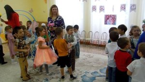 Игра с мамами в детском саду "Найди свой цветок"