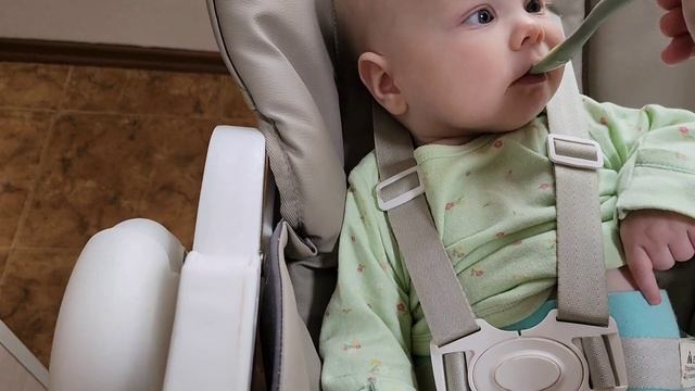 ПЕРВЫЙ ПРИКОРМ В 4,5 МЕСЯЦА/ ПРОБУЕМ КАБАЧОК смотреть онлайн