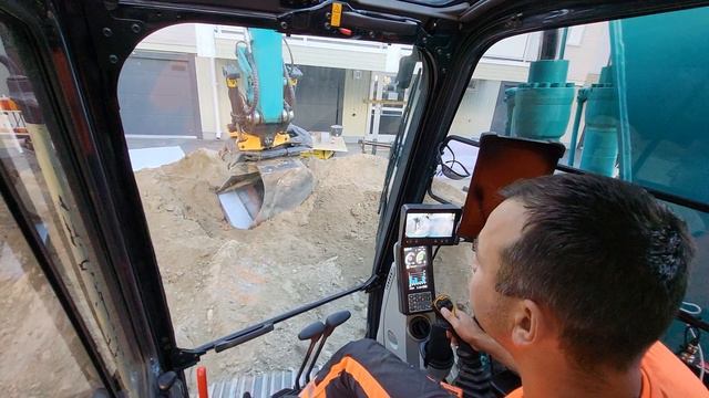 Работа экскаватора Кобэлко .