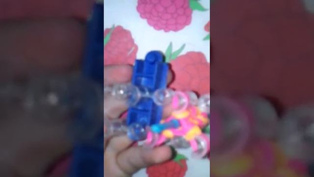 Плетём из резинок чехол для крючка смотреть онлайн