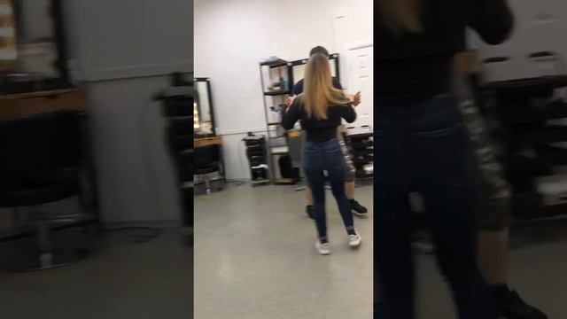 Танцуем бачату! Я не профи, но тренируюсь с профессионалом, каждую неделю разучиваем новые связки. смотреть онлайн