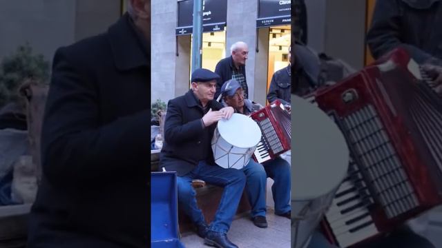 Гитарист в Грузии сыграл МИЛЛИОН АЛЫХ РОЗ вместе с дедулями #гитара #music #гитараснуля #cover