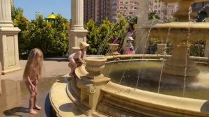 Дети бегают босиком по улице, играют в фонтане