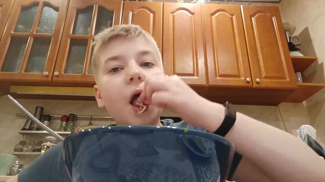 Пробую лапшу быстрого приготовления "Роллтон" за 23 рубля смотреть онлайн