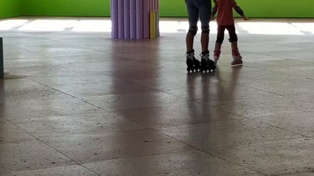 ВЕСЁЛЫЕ ПАДЕНИЯ НА РОЛИКАХ/ УЧИМСЯ КАТАТЬСЯ/ УРОК 5/ ВИДЕО ДЛЯ ДЕТЕЙ смотреть онлайн