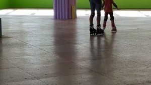 ВЕСЁЛЫЕ ПАДЕНИЯ НА РОЛИКАХ/ УЧИМСЯ КАТАТЬСЯ/ УРОК 5/ ВИДЕО ДЛЯ ДЕТЕЙ