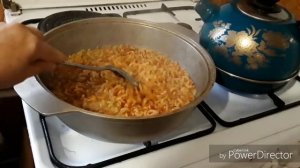 Жареные макароны с брынзой.
