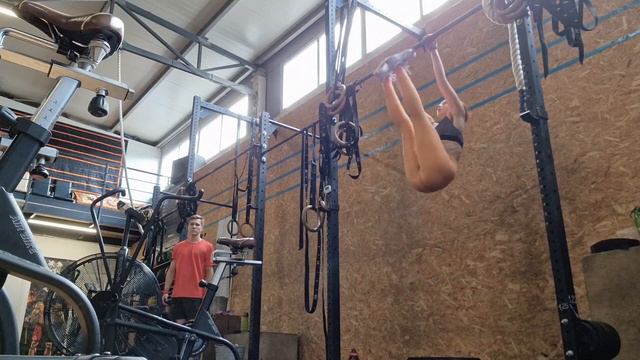 Спину защемило, но я держусь смотреть онлайн