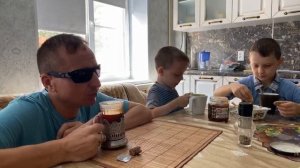 Виктор Тартанов с сыновьями Тимофеем и Платоном пьёт чай и беседует о том о сём