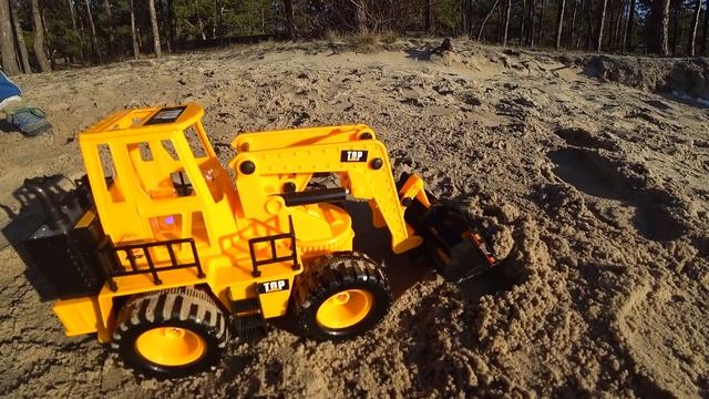 Экскаватор и самосвал застряли в песке Про машинки | Toys 2 Boys смотреть онлайн