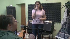 Фрагменты урока Разогрев, жёсткое смыкание субтон, фальцет головной звук, тренировка йодля, мягкое,