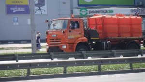 КАМАЗ 53605 поливает улицу
