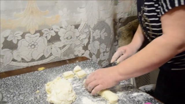 Рецепты сырников на сковороде - просто, недорого и вкусно из маминой копилки, и Латвийские сырники.