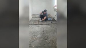 Демонтаж старых полов в спальном помещении "хрущёвке"