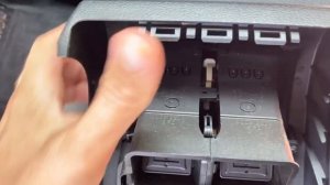 Как заменить задний воздуховод в подлокотнике на Volkswagen Passat B6, B7, CC с 2006 по 2016 год