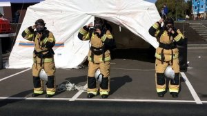 Девушки вяжут спасательные узлы