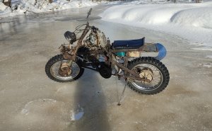 Зимние приключения на полноприводном иотоцикле с двигателем от бензопилы - крутой подъём из реки