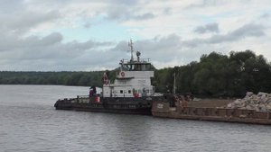 Буксир-толкач РТ-333 с баржей 7270 идет вниз по Москва-реке