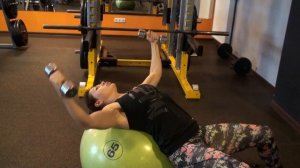 Разводка с гантелями на мяче