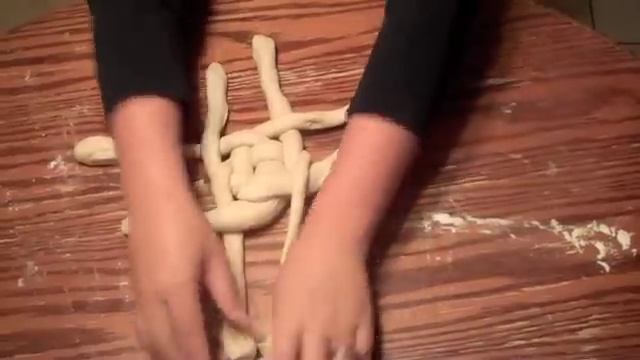 How to Braid a Round Challah for Rosh Hashana смотреть онлайн