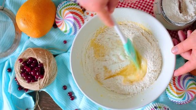 Маффины с апельсином и ягодами [Мужская Кулинария] смотреть онлайн