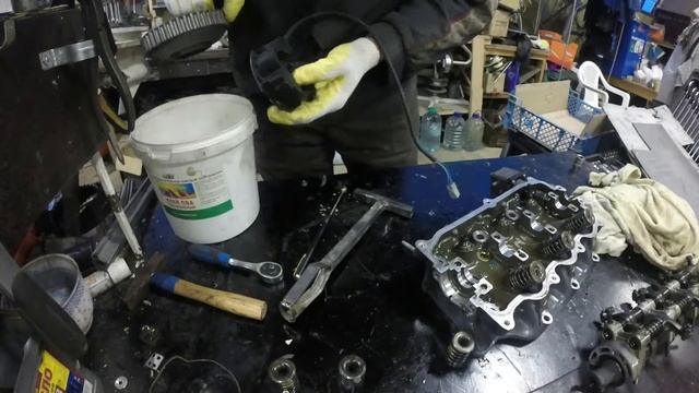 Разбор головки блока цилиндров лодочного мотора #honda40 смотреть онлайн