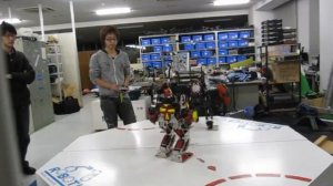 Аракне против Асла. Битва роботов в Японии