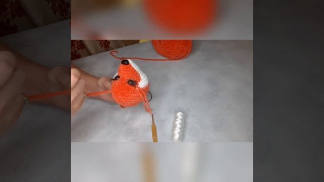 Вышиваем веко нашей Лисе.