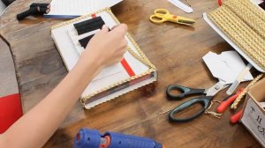 Подарок ко дню учителя. Подарок для учителя музыки своими руками. Розы из гофрированной бумаги.